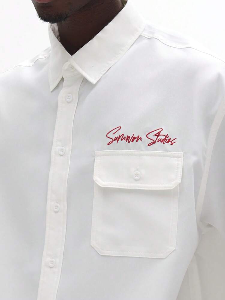 胸ポケットとスクリプトロゴが特徴のクラシックなボタンダウンシャツ