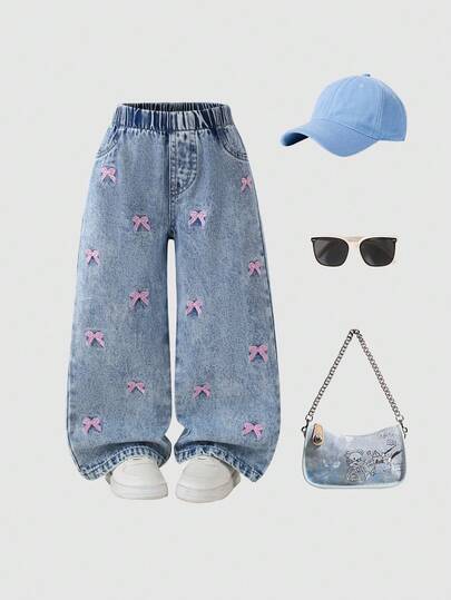 年轻女孩休闲牛仔裤，可爱风格，四季皆宜，浅蓝色牛仔布，粉色蝴蝶结刺绣，直筒宽松版型，舒适棉质面料，适合日常穿着、上学、通勤