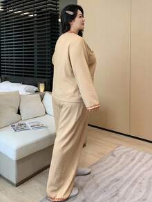 Dazy Plus 两件套时尚家居服，撞色荷叶边宽松上衣和裤子，大码女式睡衣套装，适合秋冬季穿着。 - 卡其色 - 查看 2