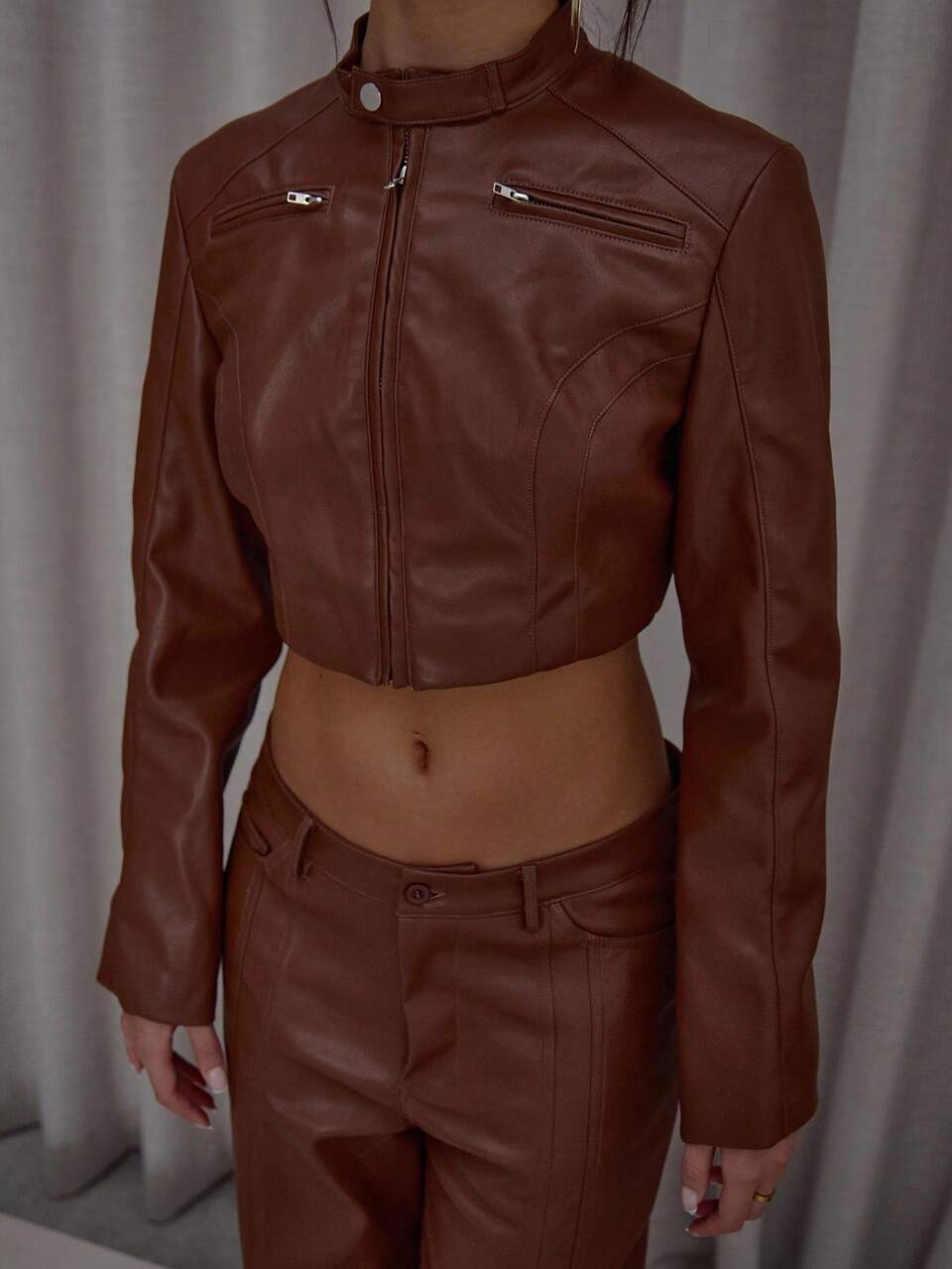 Jacke mit hohem Kragen, durchgehendem Reißverschluss, Kunstleder, Druckknopf-Details, nur Streetwear, elegant, lässig, sexy, Ausgehmode, Toffee