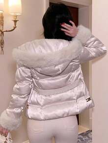 DAZY معطف شتوي للنساء بتصميم ياقة سحاب وحزام، لون أحادي الطول بأكمام طويلة، مزين بالفرو الاصطناعي وقطع ملونة