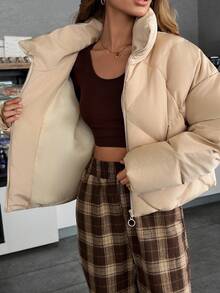 EURMUSE 浅米色短款羽绒夹克：宽松剪裁，非常适合周末出游或城市冬季造型，采用光滑防水绗缝涤纶制成，配有柔软的羽绒填充物和高立领，保暖 - 米色 - 查看 6