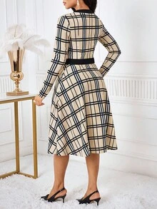 SHEIN Lady Vestido Curto Feminino de Manga Longa com Decote em V, Xadrez e Babado na Barra - Multicolorido - Visão 2