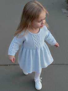 SHEIN Playful Pals Vestido de manga larga de punto azul de moda para niñas pequeñas: cuello redondo, diseño de lunares 3D y cintura, vestido de princesa dulce de estilo suéter para niños