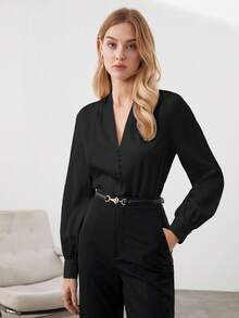 BizChic 2025 Outono/Inverno Nova Top Feminina Preta com Decote em V, Botões e Ombros Plissados, Moda Elegante Moderna para Uso Casual em Escritório, Clássica e Versátil, Adequada para Ocasiões Formais, Festas, Casamentos, Concertos, Brunch, Aeroporto, Dia Nacional, Ano Novo, Natal, Halloween