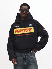 SUMWON 短款 Racing International New York 图案印花连帽衫，带前中心口袋，冬季秋季街头风格时尚都市休闲装 - 黑色 - 查看 3
