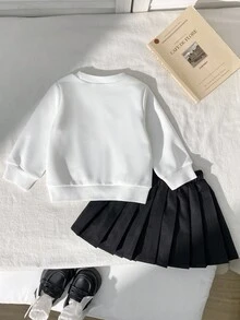 SHEIN 2件套女婴休闲可爱甜美粉色蝴蝶结装饰长袖圆领卫衣和黑色百褶裙套装，适合日常、上学、拍照、派对、秋冬季穿着。另有黑色百褶裙、婴儿裙、幼儿百褶裙等款式可选。 - 黑與白 - 查看 2