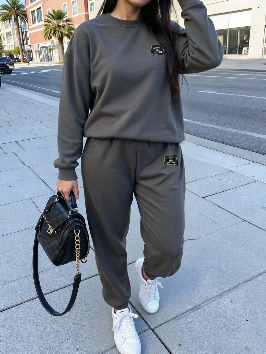 SHEIN 1 套女士时尚简约经典字母贴花圆领运动衫和运动裤套装，纯色长袖运动衫和长裤，2 件套服装，秋冬服装 - 深灰色 - 查看 1