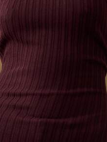 Nöista 勃艮第红色罗纹露背装，搭配串珠领，提升休闲造型；非常适合秋季约会之夜和精致的冬日夜晚，包括圣诞派对或亲密的新年庆祝活动。 - 酒紅色 - 查看 6