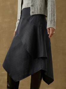 Nöista 女式海军蓝细条纹中长裙，采用垂坠不对称覆盖设计。这款优雅的裙子非常适合办公室穿着、正式活动和时尚派对，为秋季女士服装增添精致感，将经典设计与现代风格融为一体。 - 藏蓝色 - 查看 3