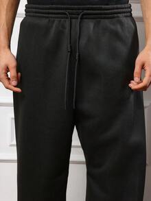 Quần nỉ dáng rộng SUMWON có dây rút, ống thẳng, chất liệu lông cừu, thích hợp mặc nhà thoải mái với túi bên và cạp chun, lý tưởng cho mùa đông ấm áp. Màu trơn. - màu đen - Xem 6