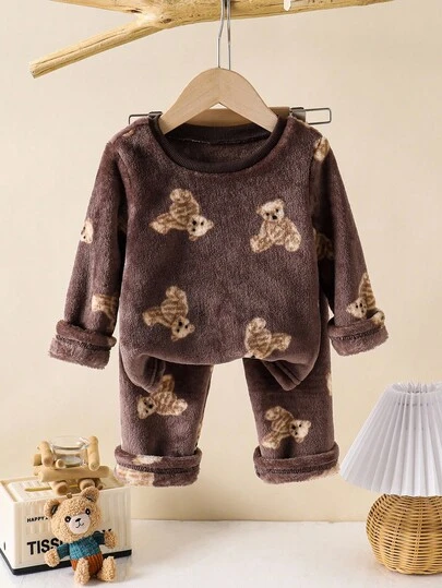 SHEIN Playful Pals 1 Set Pijama de bebé niño de franela cálida con estampado de oso de dibujos animados, parte superior de felpa suave de manga larga y pantalones, cómodo para usar dentro y fuera de casa