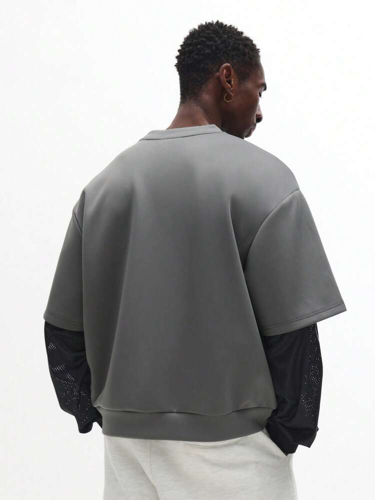 メッシュスリーブとスクリプトグラフィックのオーバーサイズスウェットシャツ