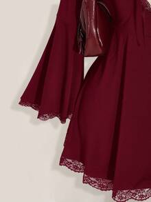 SHEIN ICON 大码V领蕾丝拼接喇叭袖针织连衣裙，性感V领露背蝴蝶结迷你连衣裙，Y2K风格，万圣节服装 - 酒紅色 - 查看 6