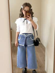 SHEIN Jeans a gamba dritta per ragazze giovani, singolo articolo in denim blu, stile dolce e carino Y2K, casual per esterni, scuola, comodi, con bordo in pizzo per campagna, vita elastica, vestibilità morbida, adatti per uso quotidiano, vacanze, viaggi, essenziali per il guardaroba, feste, campus, nuovi arrivi autunnali (top non incluso) - Blu lavato medio - Visualizzare 1