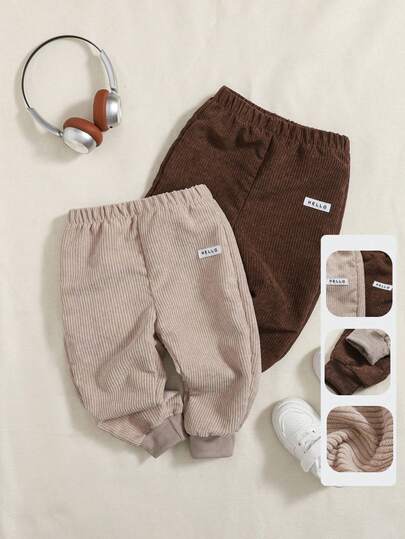 Playful Pals 2 件套男婴卡其色和咖啡色灯芯绒字母松紧腰休闲裤，适合户外玩耍或室内穿着，百搭秋冬