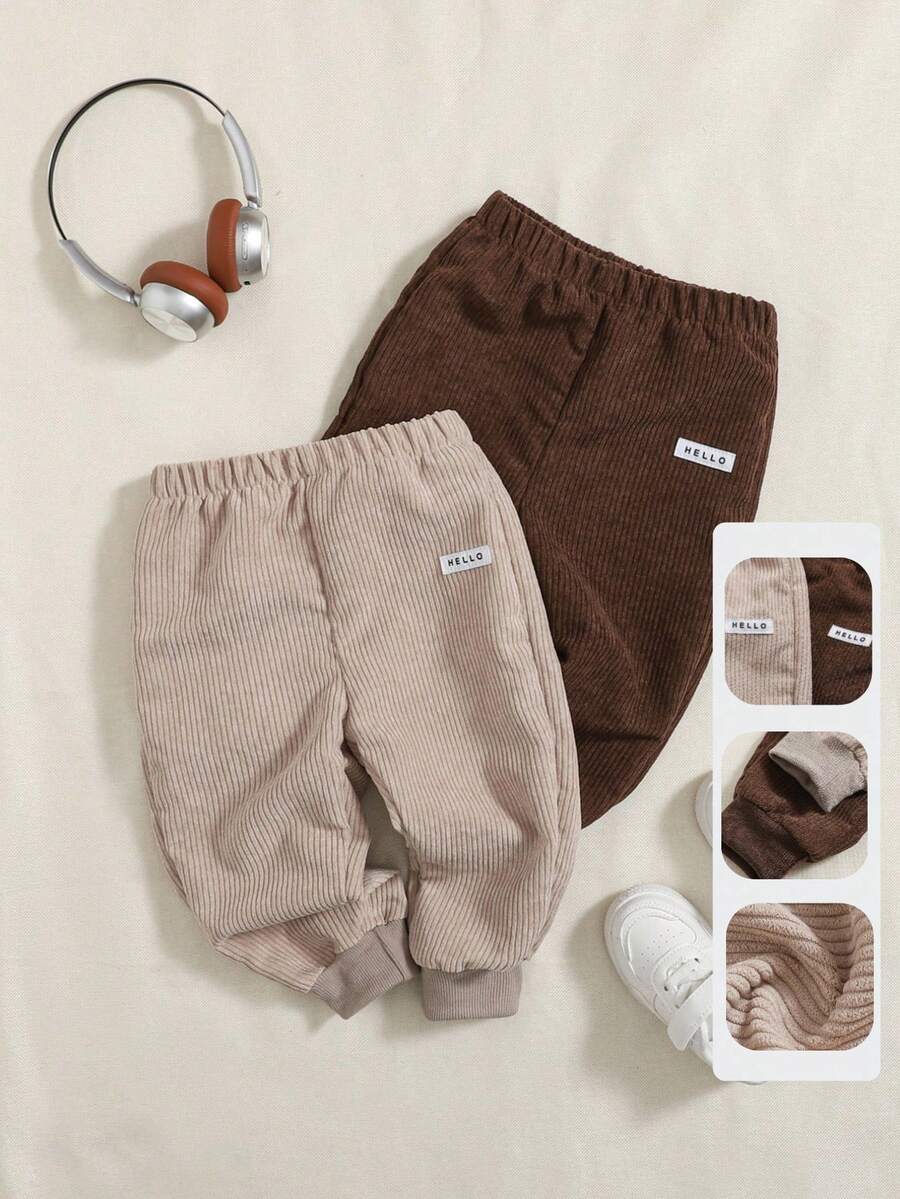 Playful Pals 2 件套男婴卡其色和咖啡色灯芯绒字母松紧腰休闲裤，适合户外玩耍或室内穿着，百搭秋冬