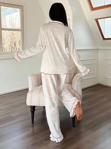 女士秋冬天鹅绒玫瑰压花领撞色缝线上衣和裤子睡衣套装 - 白色 - 查看 2