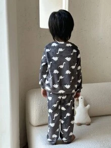 SHEIN 2pcs Setelan Piyama Anak Laki-Laki Motif Kartun Dinosaurus Bordir, Atasan Lengan Panjang Kerah Bulat, Celana Panjang Flanel Dua Sisi, Musim Gugur, Seragam Keluarga - Grey - View 2