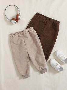 Playful Pals 2 件套男婴卡其色和咖啡色灯芯绒字母松紧腰休闲裤，适合户外玩耍或室内穿着，百搭秋冬