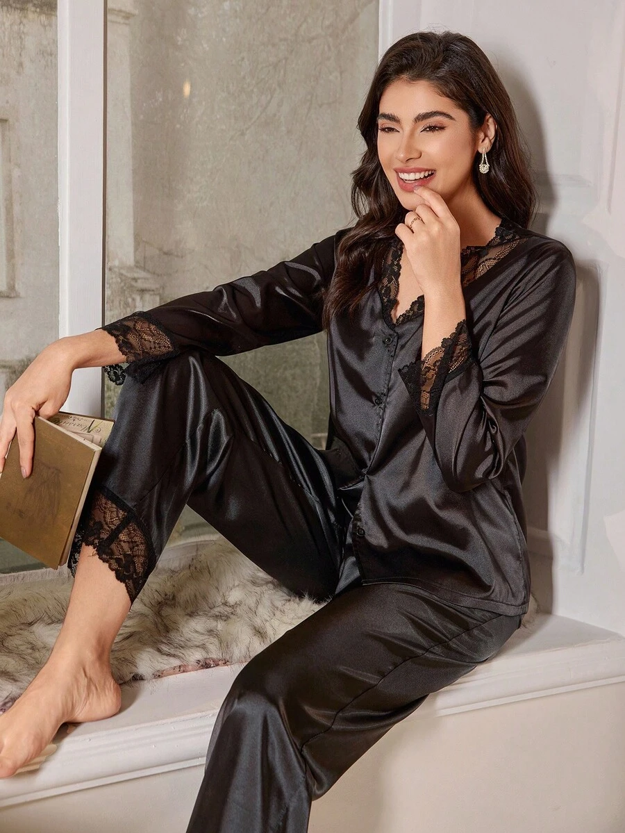 LuxeNights Damen Pyjama-Set aus schwarzer Spitzenborte und Faux-Seide ...