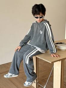 SHEIN Little Byeori 2 件青少年男童休闲街头时尚韩版雪花连帽运动衫和纯色松紧腰运动裤套装，适合返校、生日、迎婴派对、节日派对、秋冬季 - 灰色 - 查看 6