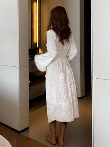 DAZY 女士长款毛绒睡袍，带毛绒袖口饰边，秋冬睡衣 - 白色 - 查看 2