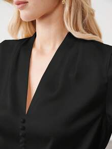 BizChic 2025 Outono/Inverno Nova Top Feminina Preta com Decote em V, Botões e Ombros Plissados, Moda Elegante Moderna para Uso Casual em Escritório, Clássica e Versátil, Adequada para Ocasiões Formais, Festas, Casamentos, Concertos, Brunch, Aeroporto, Dia Nacional, Ano Novo, Natal, Halloween