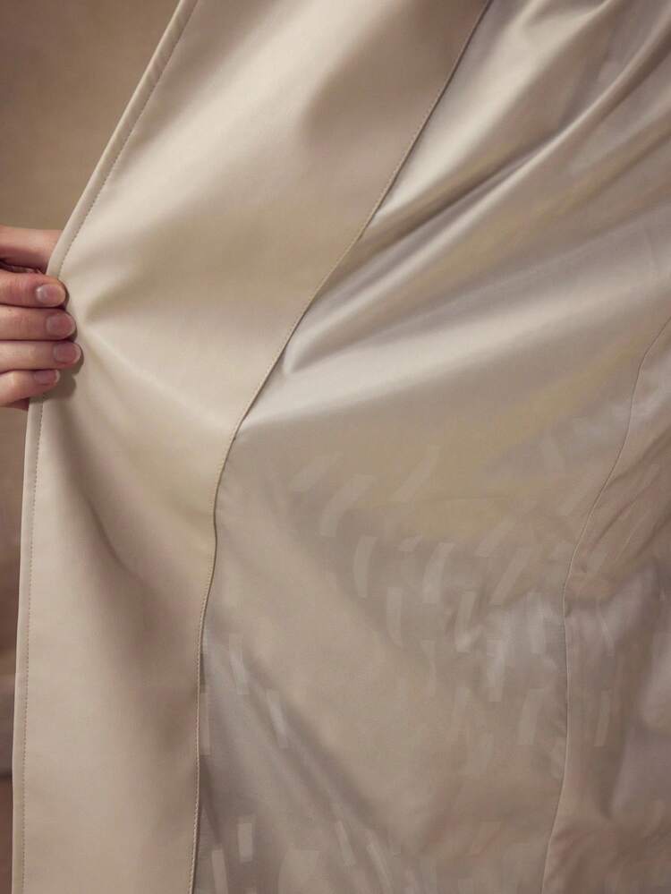 ABRIGO TRENCH DE MUJER DE MODA PARA OTOÑO/INVIERNO CON CONTRASTE DE CUELLO CALADO Y PARCHES DE PU
