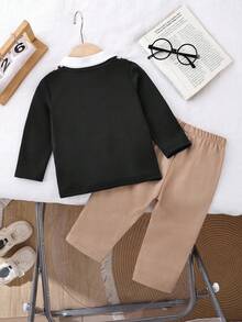 SHEIN Playful Pals 1 Peça Conjunto de Bebê Menino, Top Polo de Manga Longa Confortável Tricotada 2 em 1 Moletom, Top com Design de Estampa no Peito Elegante e Estiloso para Criança, Combinada com Calça Casual Solta de Cintura Elástica Cáqui, Adequado para Ocasiões de Outono como Férias, Uso Diário, Etc.