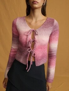 Nöista 粉色至奶油色渐变长袖开衫，正面饰有三个装饰蝴蝶结；俏皮而少女，适合舒适的秋季分层穿着，令人愉悦的冬季造型，以及迷人的万圣节、圣诞节或新年节日时刻。 - 彩色 - 查看 9