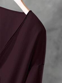 Linhara مجموعة قطعتين للمرأة ذات المقاسات الكبيرة، ملابس علوية لون سادة وبنطلون فضفاض - عنابي اللون - مشاهدة 4