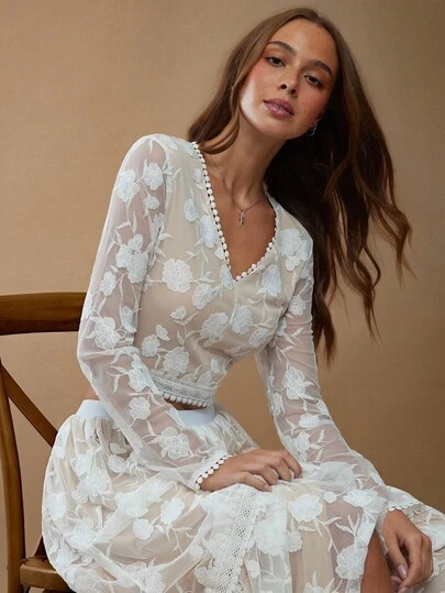 WESTFADE Floral Embroidered Mesh V Neck Long Sleeve Fitted Crop Top Cute Fall Tops, Autumn, Winter, Casual, Western Wear, Cowgirl, Boho, Country Concert