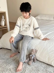 SHEIN 2 件套青少年男孩可爱熊刺绣图案圆领长袖上衣和柔软毛绒睡裤套装，舒适家居睡衣，秋冬