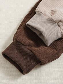 Playful Pals 2 件套男婴卡其色和咖啡色灯芯绒字母松紧腰休闲裤，适合户外玩耍或室内穿着，百搭秋冬