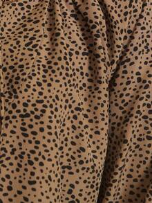 Nöista 这款灰褐色和黑色动物纹印花衬衫采用飘逸的廓形、系带领口和荷叶边前襟设计，非常适合大胆的秋季造型、俏皮的冬季叠穿，或现代女性的休闲装扮。 - 棕色 - 查看 9