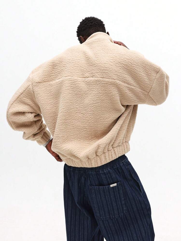 Suéter sherpa con media cremallera y texto bordado