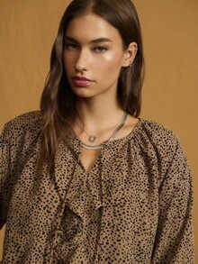 Nöista 这款灰褐色和黑色动物纹印花衬衫采用飘逸的廓形、系带领口和荷叶边前襟设计，非常适合大胆的秋季造型、俏皮的冬季叠穿，或现代女性的休闲装扮。 - 棕色 - 查看 8