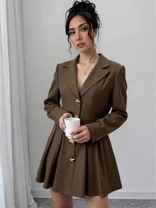 Modelyn Chaqueta blazer de mujer con botones metálicos asimétricos, cintura y bajo acampanado, de color marrón café elegante y de moda - Café integral - Ver 3