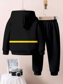 BATMAN X SHEIN 小男孩休闲时尚街头蝙蝠标志印花落肩宽松连帽衫和运动裤套装，秋冬 - 彩色 - 查看 3