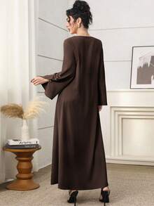 Yasmyna Locker geschnittenes Damen Kleid im arabischen Stil mit handgefertigter Blumentextur und Schleifen-Dekor - Kaffeebraun - Übersicht 7
