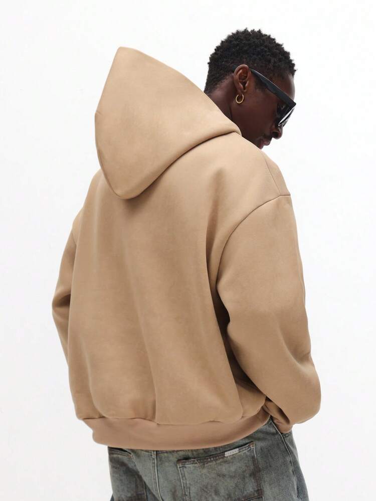 Sudadera con capucha y bolsillo central con parche del logotipo