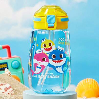 BABY SHARK X SHEIN Bình nước 500 ml làm từ chất liệu Tritan, có ống hút silicon và nắp vòi bật, thiết kế chống rò rỉ, thích hợp cho trường học và du lịch, phù hợp cho trẻ em trên 4 tuổi, dùng cho năm học mới và kỳ nghỉ.