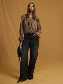 Nöista 这款灰褐色和黑色动物纹印花衬衫采用飘逸的廓形、系带领口和荷叶边前襟设计，非常适合大胆的秋季造型、俏皮的冬季叠穿，或现代女性的休闲装扮。 - 棕色 - 查看 4