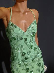 SHEIN BAE Women's Solid Green Heavily Embroidered Beaded Halter Backless Tie Strap Tank Top, Suitable For Cocktail Parties, Romantic Dates, Autumn/Winter Layering, Gatherings, Parties, Formal Events, Nights Out,Halloween Costumes,Christmas Women's Clothing,Party Outfit