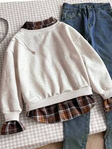 Genkimix Kids 少女韩版休闲卫衣，棕色格纹图案搭配灰色纯色针织面料，正面饰有黑色英文印花，罗纹领口、袖口和下摆，长袖套头衫，适合少女返校、春、秋、冬季穿着，简约韩式时尚，适合日常、上学、外出和派对穿着，展现秋季学院风可爱学院风。 - 彩色 - 查看 2