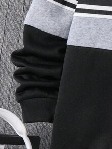 SHEIN Áo nỉ dài tay cổ tròn họa tiết hiệp sĩ kẻ sọc thể thao thường ngày cho bé trai tuổi teen, màu tương phản, thích hợp mặc đi làm, đi học, mặc thường ngày, thể thao, thu/đông - màu đen - Xem 4