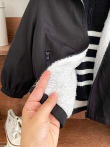 SHEIN 男童休闲纯色多功能实用口袋连帽长袖开襟轻薄外套，适合通勤、上学、日常休闲、学院风等场合，也适合男童返校、校服、幼儿园、生日派对、晚宴、婚礼、洗礼、开学典礼、上学、旅行、运动、秋季和冬季穿着。 - 黑色 - 查看 5