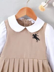 SHEIN 1 件女童梭织连衣裙，女童卡其色长袖衬衫领拼布荷叶边下摆连衣裙，前部刺绣，后部纽扣开合，清新可爱的风格适合春秋季节，宽松版型适合度假、旅行、日常穿着和返校 - 駝色 - 查看 4