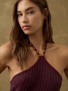 Nöista 勃艮第红色罗纹露背装，搭配串珠领，提升休闲造型；非常适合秋季约会之夜和精致的冬日夜晚，包括圣诞派对或亲密的新年庆祝活动。 - 酒紅色 - 查看 3